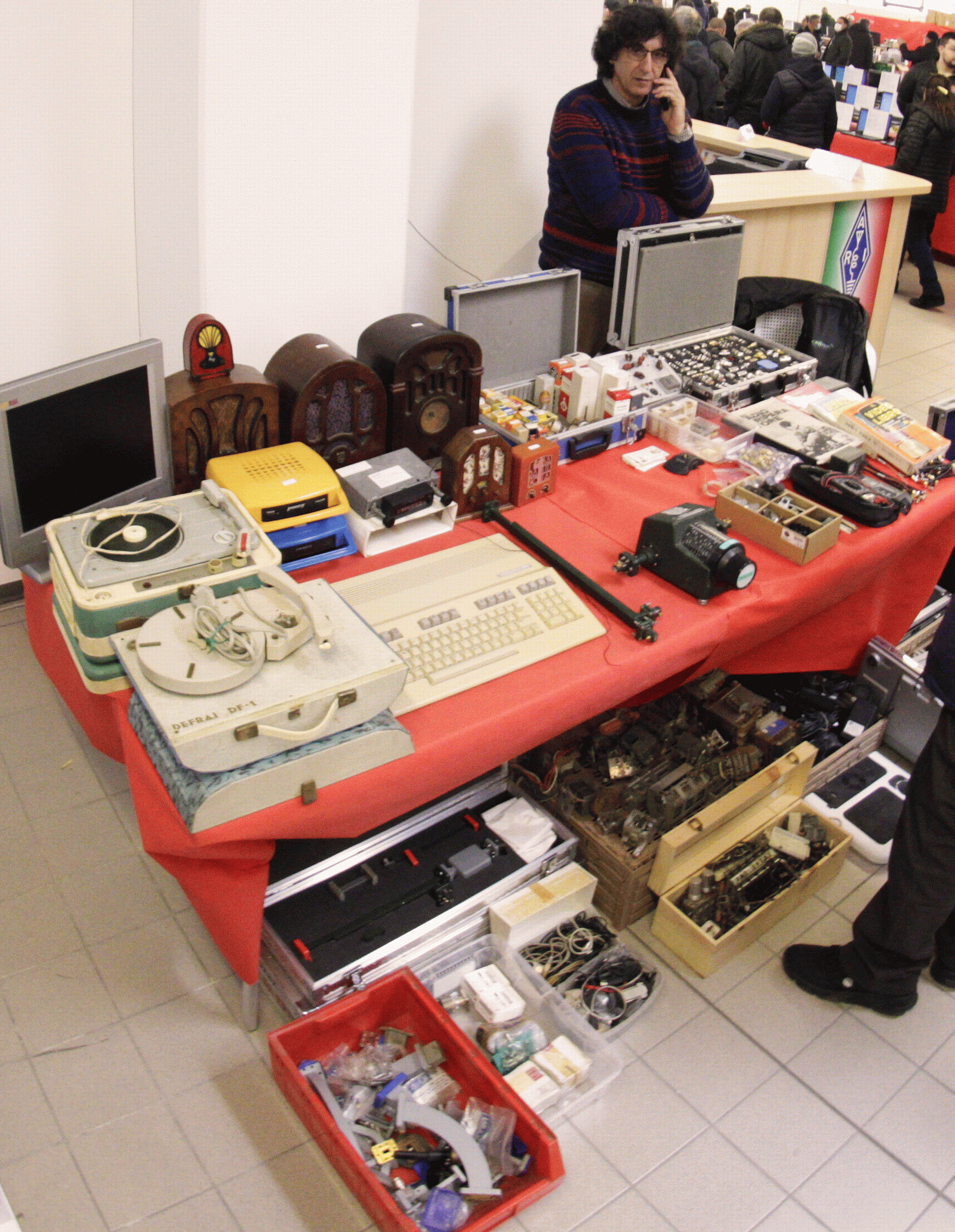 Fiera_elettronica_radioamatore_febbraio_2023_Surplus_03_1600.gif