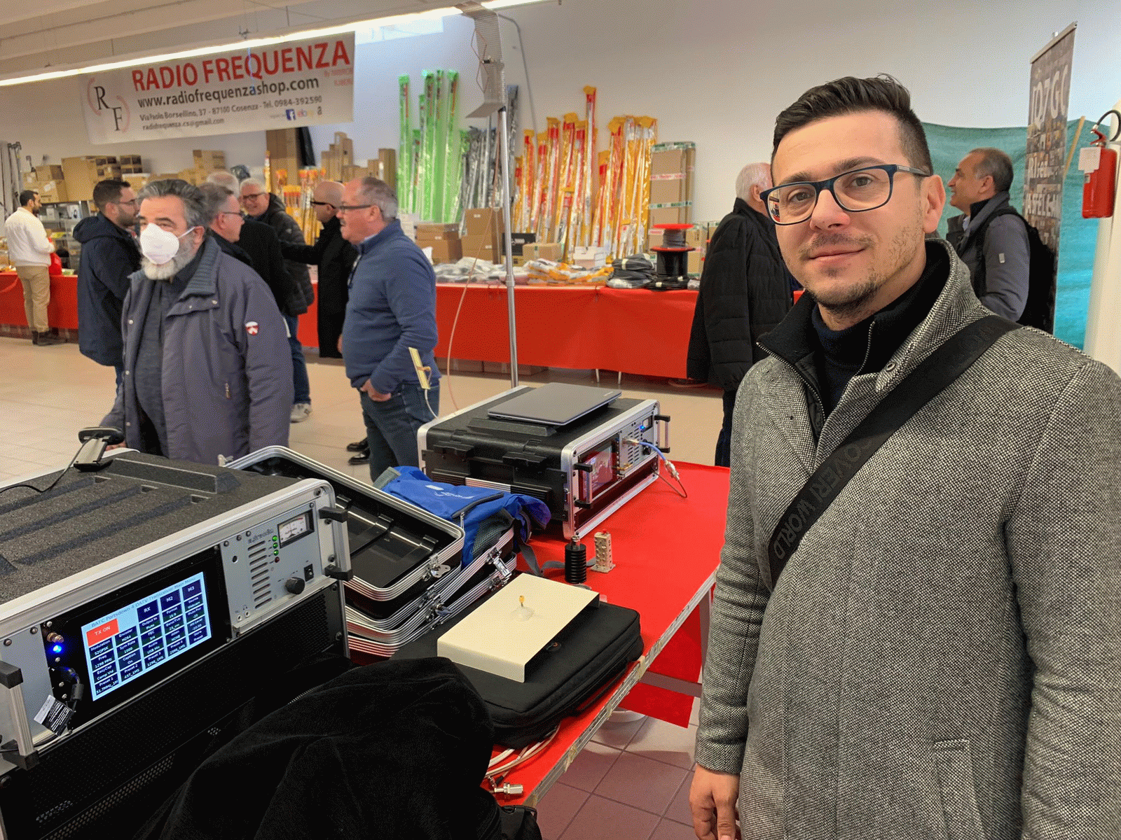 Fiera_elettronica_radioamatore_febbraio_2023_Stand_Oscar_100_TV_Luigi_IZ7PDX_con_ospite_1600.gif