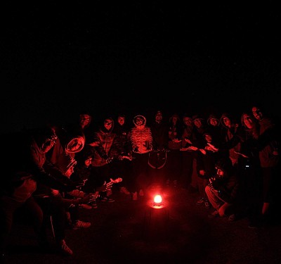 XV_Star_Party_ADIA_Astronomia_2025_gruppo_sabato_sera_lampada_rossa_1600.JPG