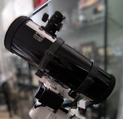 Telescopio_Newton_su_montatura_equatoriale_posizione_valida_in_alto_Forum_ADIA_Astronomia_800.JPG