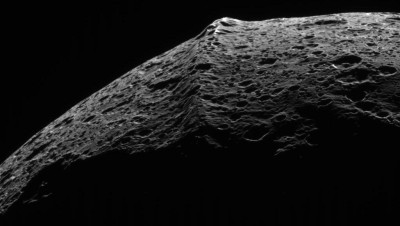 Iapetus_equatorial_ridge.jpg