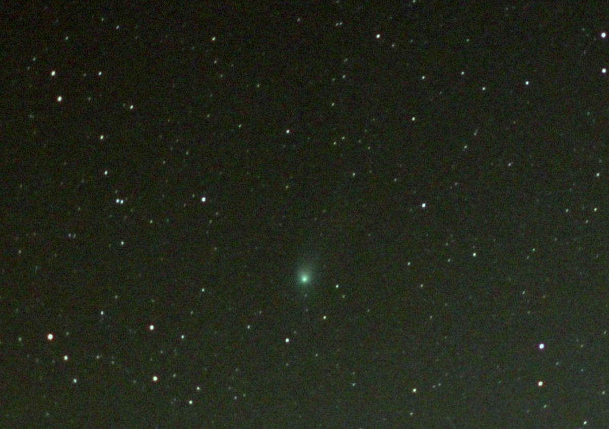 Cometa_C-2022_E3_Polignano_a_Mare_10x8sec@800ISO_50mm_Forum_ADIA_Astronomia_1200.jpg
